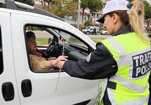 Polis ceza için değil, çiçek vermek için durdurdu