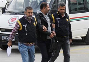 Çaldıklarını polise satmaya çalışırken yakalandı
