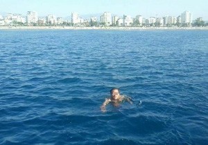 Hırsız polisten yüzerek kaçmaya çalıştı