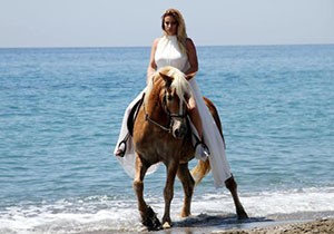 Sırp popçu Ana Kokiç, Alanya'da klip çekti