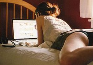 Porno izleyen doktora koşuyor