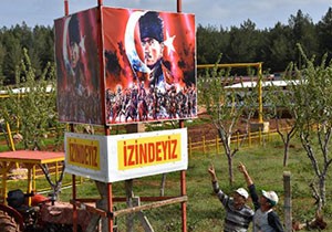 Çiftliğe Atatürk posteri