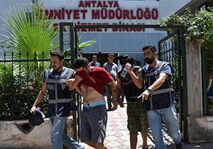 Pul koleksiyonu çalan hırsızlar yakalandı