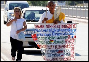 Japon Budist, nükleere dikkati çekmek için yürüyor