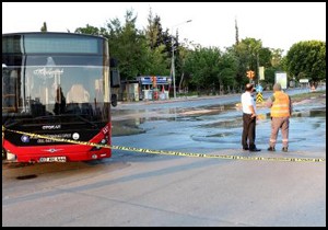 Su borusu patladı belediye otobüsü refüje çıktı