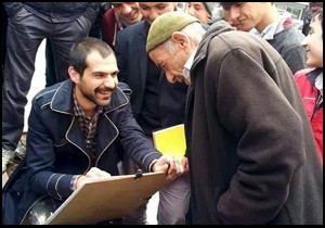 Resim yaparak köyleri geziyor