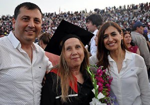 Ressam Soysal, 68 yaşında üniversiteyi ikincilikle bitirdi