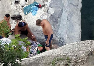 Elektrikli motosikletle uçuruma düşen Rus anne ve oğlu yaralandı