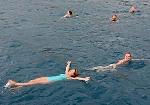 Rus turistler, yağmurda denize girdi