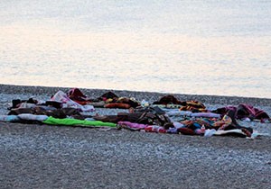 Konyaaltı Sahili sığınmacılara kaldı
