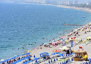 Antalya'da sıcak hava bunalttı