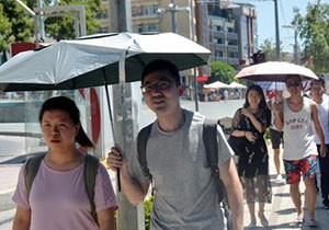 Antalya'da şemsiyesiz sokağa çıkılmıyor