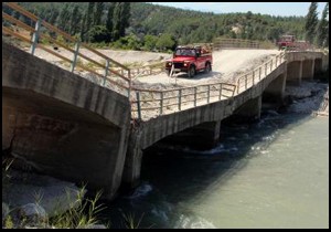 Yıkılma tehlikesi bulunan köprüde cip safari