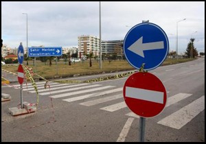Dalgaların taşıdığı çakıl, sahil yolunu kapattı