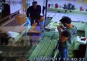 Sahte altın bozdurmak isterken suçüstü yakalandı