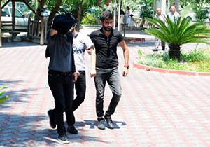 Sahte kimlik ve uyuşturucu ile yakalandılar