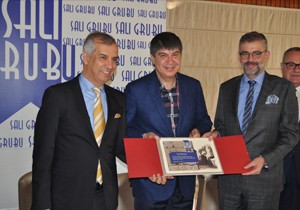 Salı Grubu sallandı
