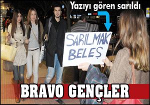 Liseli gençler 'Sarılmak Serbest' yazıp 300 kişiye sarıldı