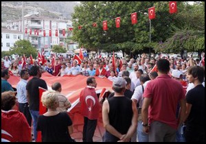 Finike'de şehitlere saygı mitingi
