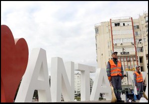 Antalya, atasına saygı duruşunda