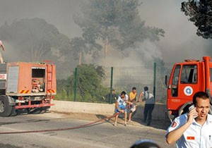 Sazlık alanda çıkan yangın golf sahasına sıçradı
