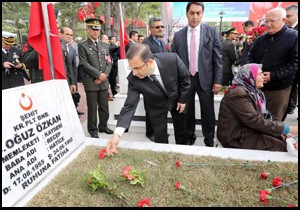 Şehidinin mezar taşına sarılıp ağladı