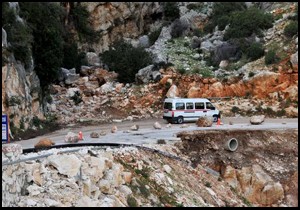 Sel suları yolu çökertti