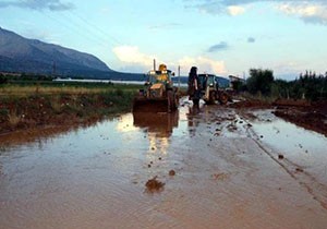 Elmalı’da sağanak yağış sele neden oldu