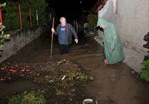 Sel sürükledi araba kayboldu