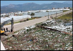 Turizm alanına yapılan sera, iş makineleriyle yıkıldı