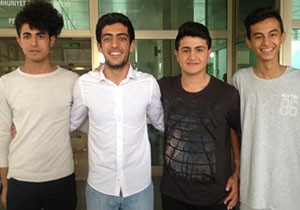 Okul duvarına yazı yazan çocuklar serbest
