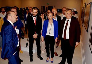 'Karşılaşmalar' sergisi AKS'de