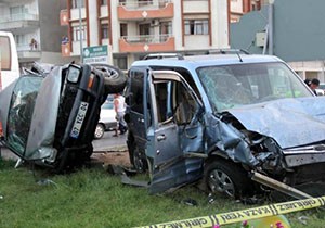 Serik'te kamyonetle hafif ticari araç çarpıştı: 1 ölü, 3 yaralı