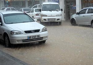Serik'i sağanak ve dolu vurdu