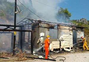Serik'te caminin prefabrik lojmanı yandı