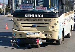 Serik'te minibüsle motosiklet çarpıştı, 1 yaralı