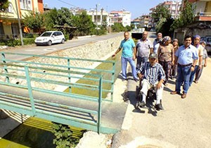 Muhtar dere kenarındaki korkuluğun tamamlanmasını istedi