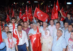 Serik'te demokrasi nöbeti sürüyor