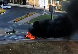 Seyir halindeki otomobil alev alev yandı
