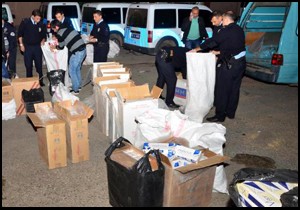 Antalya'da bir minibüs dolusu kaçak sigara ele geçirildi