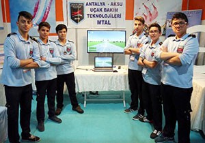 Liseli girişimciler uçak simülatörü yaptılar