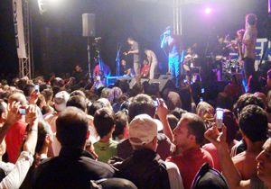 Seyirciye 'Konuşma lan' dediği konser alanı boşaldı