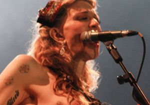 Sahnede böyle soyundu