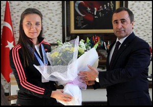 Emniyet Müdürü Tonbul, madalyalı sporcuyu kabul etti