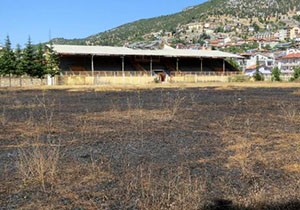 Kuruyan çim saha yandı, stadyum karardı