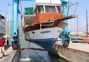 Su alan tur teknesi batma tehlikesi geçirdi