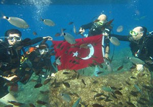 Kaymakam sualtında Türk bayrağı açıp 29 Ekim'i kutladı