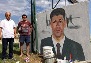 Su deposuna şehit Ömer Halisdemir'in portresini çizdi