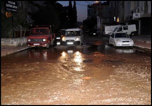 Boru patladı, cadde su altında kaldı