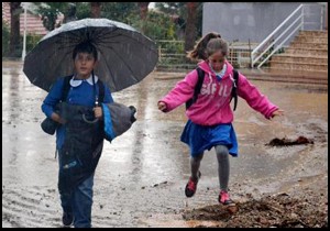 Bahçeye su doldu, öğrenciler çıkamadı